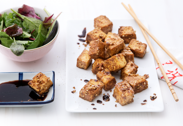 Gebratene Tofuwürfel mit Sojasoße und geröstetem Sesam
