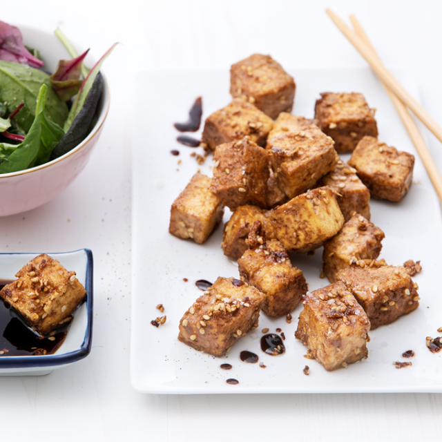 Gebratene Tofuwürfel mit Sojasoße und geröstetem Sesam